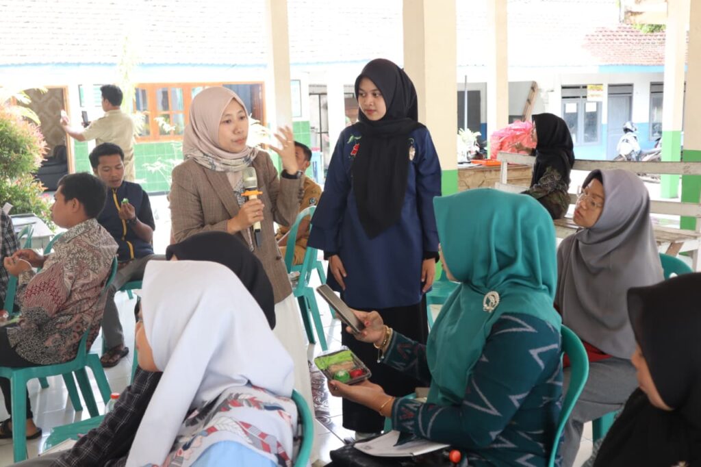 Foto: Ania Reta bersama peserta FGD saat Kegiatan Hibah PDP Tahun 2025 di Kantor Desa Ngoran