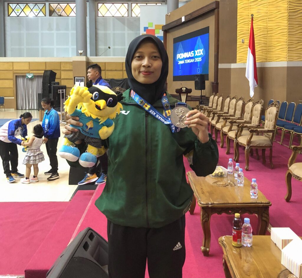 Dua Atlet UNISBA Blitar, Vince dan Denok Raih Medali Perak pada POMNAS XIX di Semarang