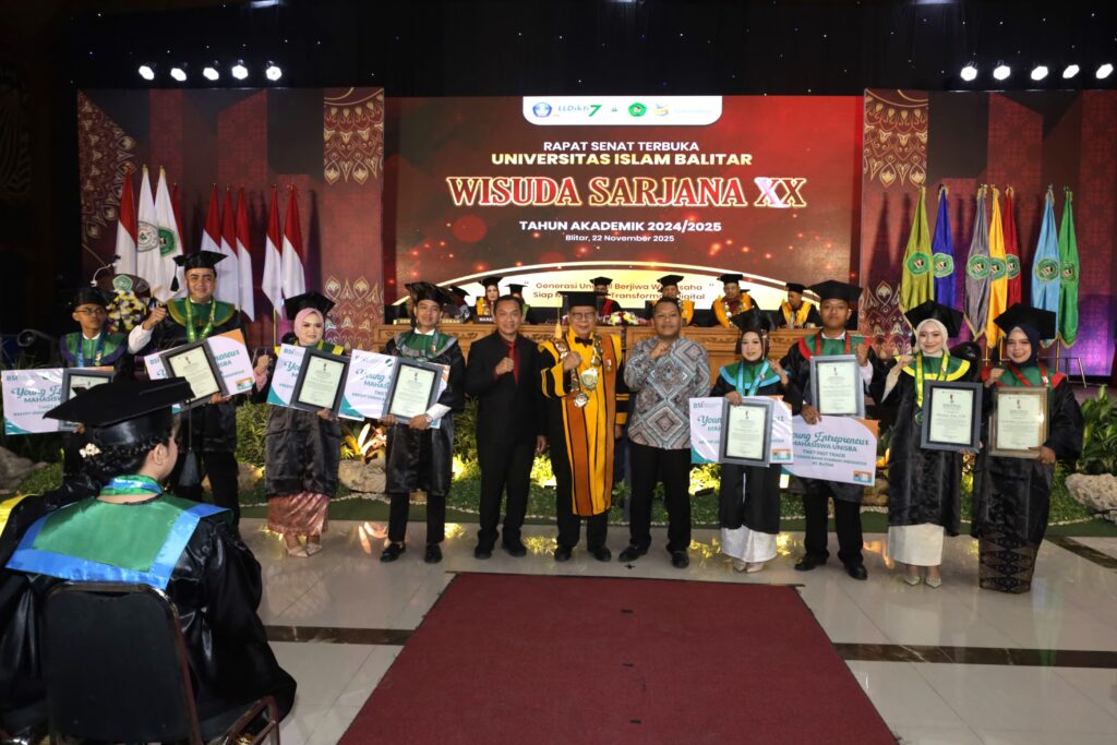 UNISBA Blitar Beri Penghargaan kepada Wisudawan Berprestasi, Wirausaha, dan Pemimpin Mahasiswa