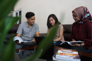 mampu menjadi intrapreneur atau entrepreneur yang berwawasan internasional dan berkarakter islam