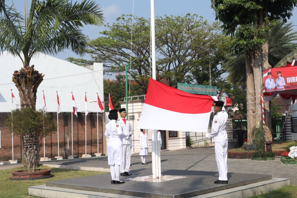Peringatan HUT RI Ke-80, Rektor UNISBA Blitar Ajak Mahasiswa Jadi Agen Perubahan