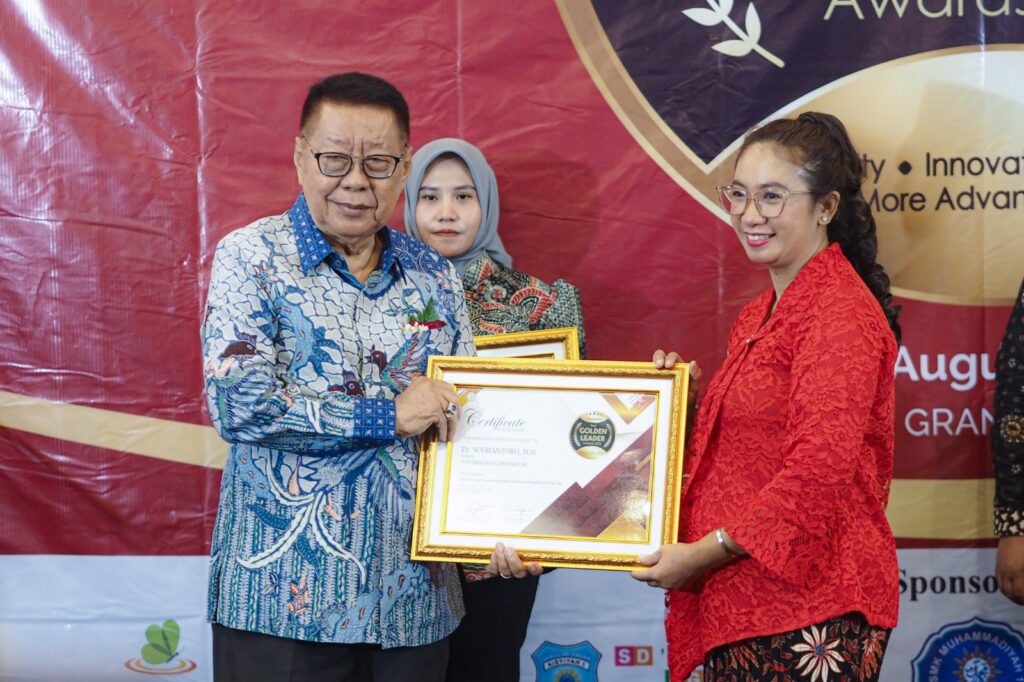 Rektor UNISBA Blitar Terima Penghargaan The Best Inspiring Leader Educator in Education Excellence of the Year