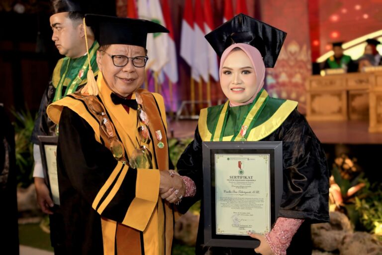 UNISBA Blitar Beri Penghargaan kepada Wisudawan Berprestasi, Wirausaha, dan Pemimpin Mahasiswa